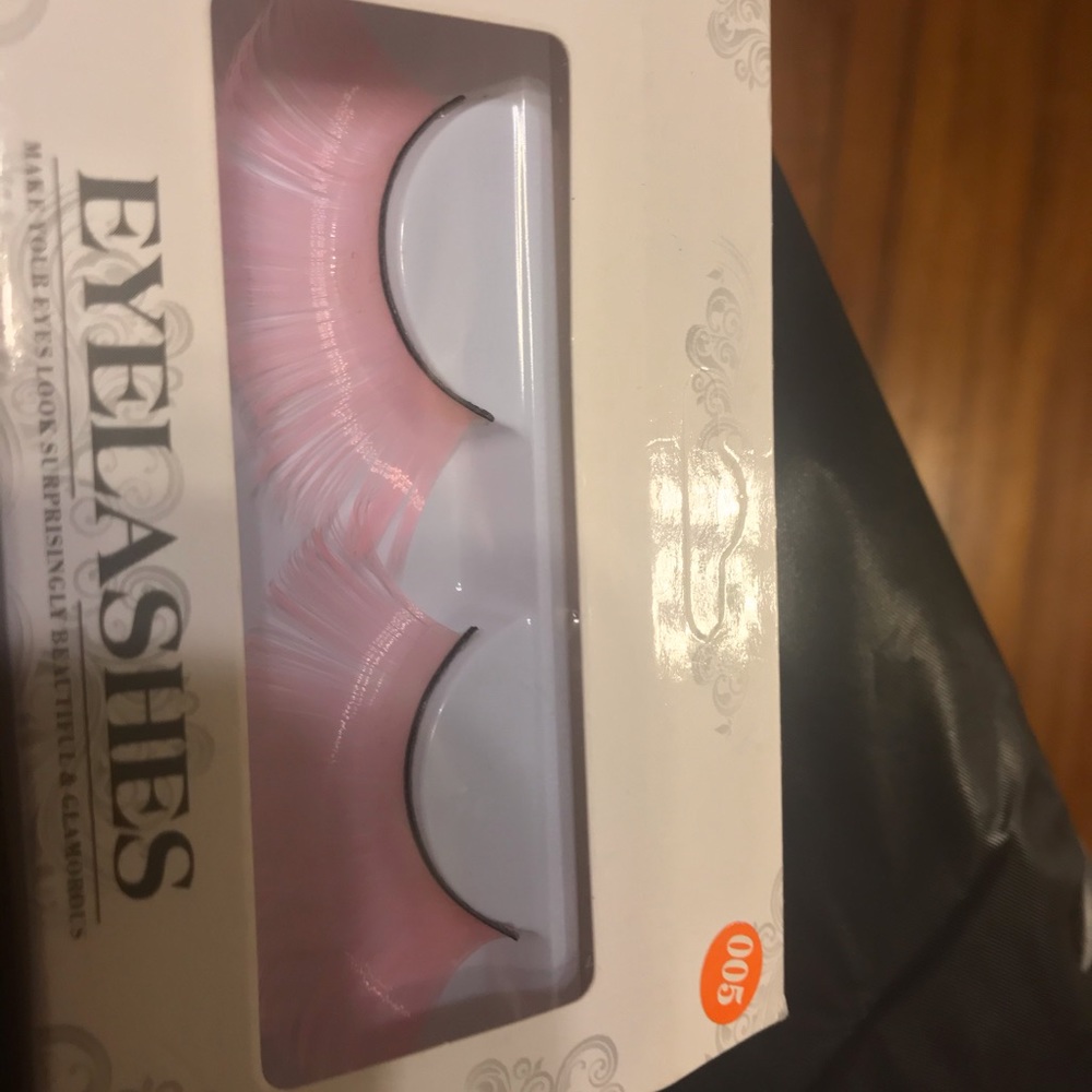 False Eyelashes - Picture 3 of 3